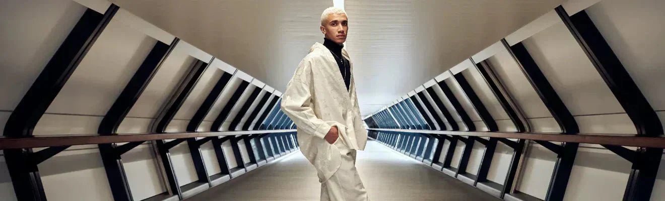 Ein Mann der mit einem weisser Mode aus Hanf in einem Tunnel posiert